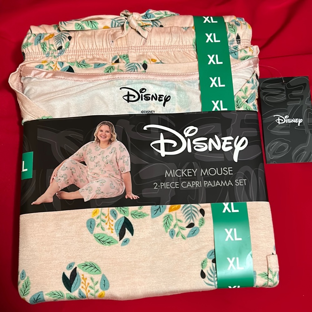 Disney Women’s 2 Piece Capri Pajama Set. Size XL. NWT

[104]